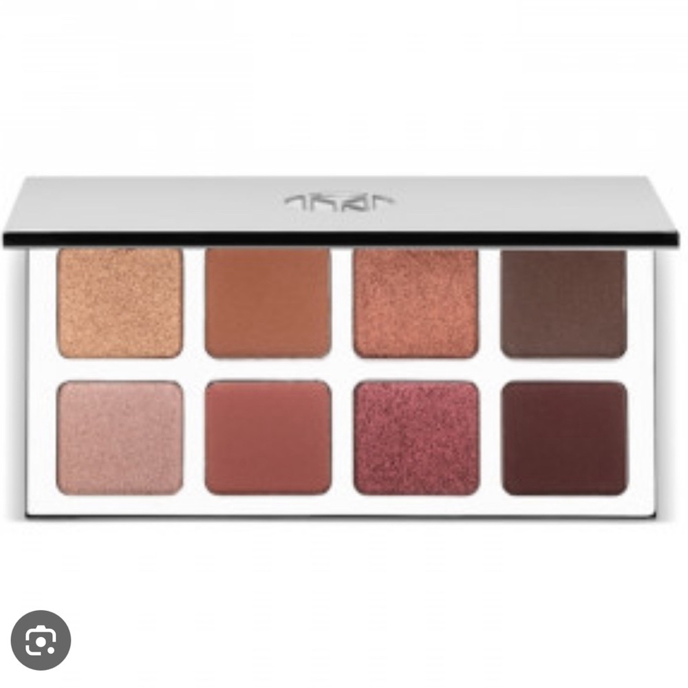 Il Makiage new in box “Color Boss Master” palette